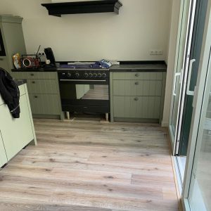 Keuken met houten vloer