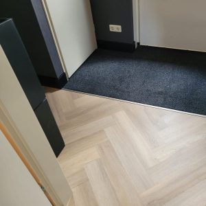 Visgraat PVC vloer vloerverwarming schoonloopmat