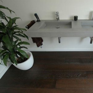 Parketvloer badkamer Maastricht met plant