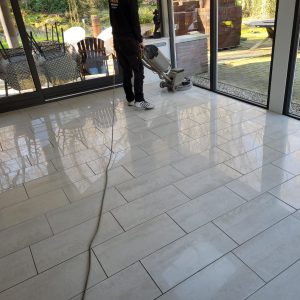 PVC vloer in Assen op glimmende witte tegelvloer geschuurd