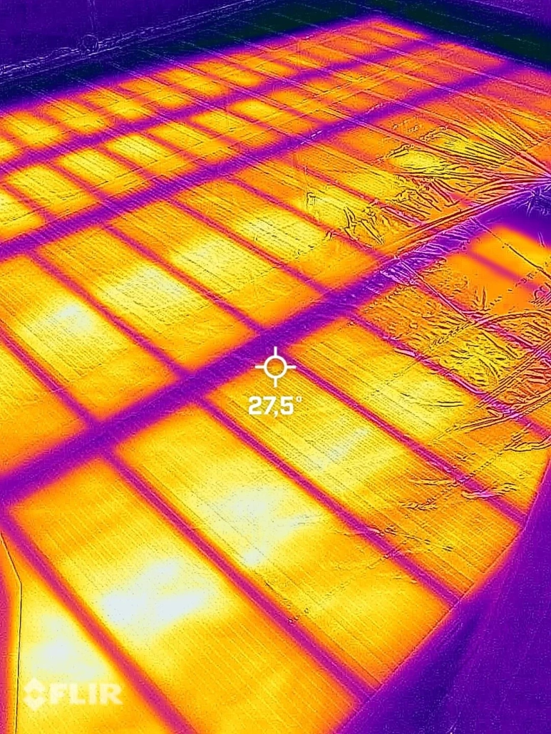 Elektrische vloerverwarming onder infra rode camera met temperatuur meter erbij