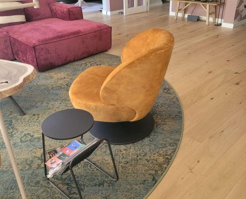 Houten-vloeren-met-vloerverwarming-in-Assen-bank-stoelen
