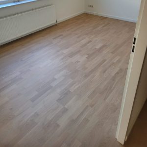 Eiken parketvloer in appartement leggen