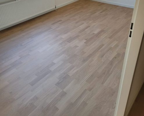 Eiken parketvloer in appartement leggen