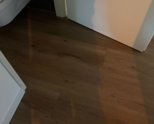 PVC vloer doorgelegd in de WC