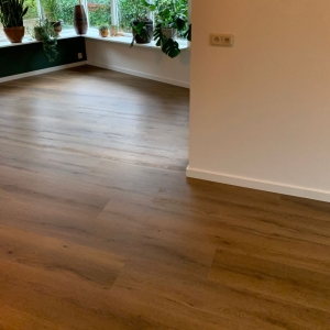 PVC vloer rechte plank met vloerverwarming en MDF plint