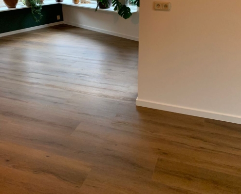 PVC vloer rechte plank met vloerverwarming en MDF plint